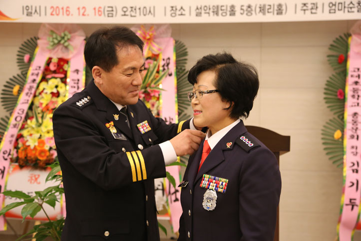 ▲ 최경숙 취임대장이 장창우 당진경찰서장에게 계급장을 수여받고 있다.