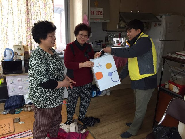 ▲ 미래엔서해에너지가 어려운 이웃을 위한 가스 안전점검을 실시하고 헌혈 캠페인에 참여했다.