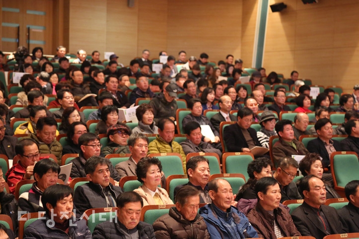 ▲ 제1기 당진시 주민자치학교가 개강한 가운데, 지난 12일 당진시청 대강당에서 개강식이 진행됐다.