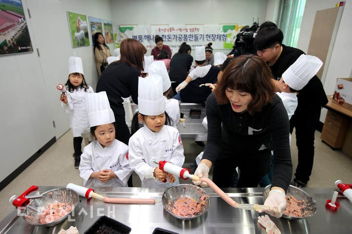 ▲ 해나루한돈영농조합법인 육가공체험장에서 유치원생을 대상으로 소시지 만들기 체험행사가 열렸다.