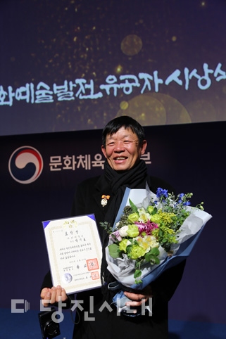 ▲ 지난 21일 2016 문화예술발전유공자 시상식에서 아미미술관 박기호 관장이 대한민국문화예술상을 수상했다.