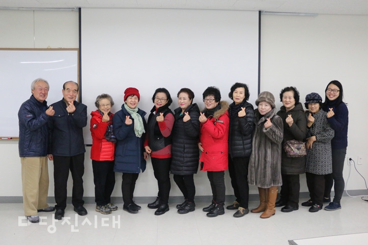 ▲ 당진시노인복지관 선배시민대학 자조모임 회원들