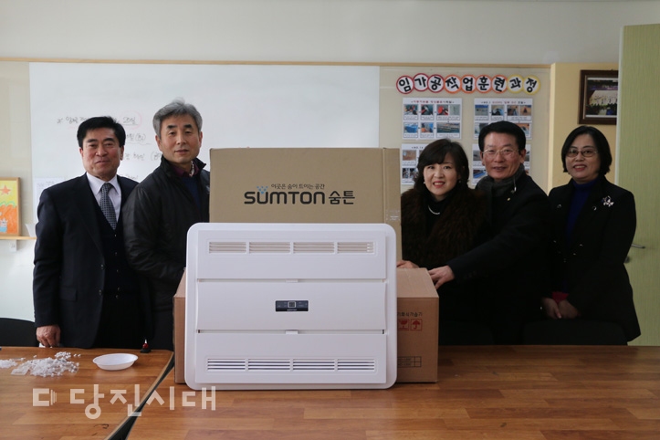 ▲ (주)숨튼이 당진시장애인복지관에 공기청정기를 전달했다.