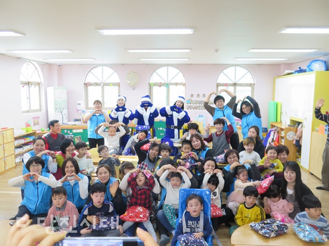 ▲ 현대제철 임직원 120여 명이 자매 복지시설에 파란산타로 나서 각종 봉사를 실시했다.
