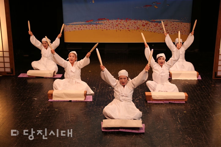 ▲ 슬항리 청삼마을 다듬이연주단의 창단공연이 지난달 27일 당진문화예술학교 블랙홀에서 열렸다.