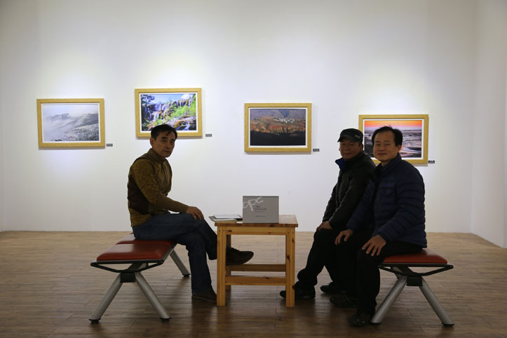 ▲ 지난달 27일 당진문예의전당 제1전시관에서 당진사진동우회의 34번 째 정기전이 열렸다.