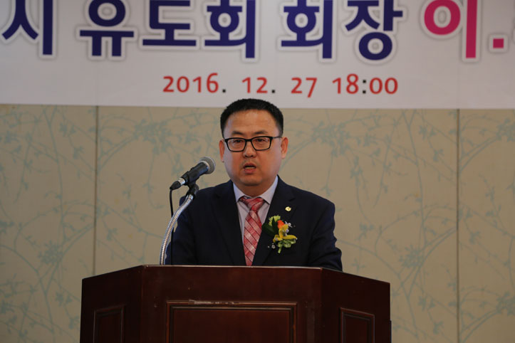 ▲ 당진시유도회 회장으로 장경업 회장(왼쪽)이 취임하고 강태봉(오른쪽) 회장이 이임했다.
