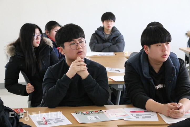 ▲ 당진시자원봉사센터에서 청소년 겨울방학 봉사학교를 진행하고 있다. 사진은 노인 이해 교육 활동사진