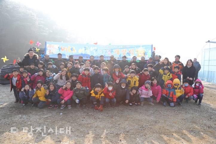 ▲ 시곡1통 청년자치회가 지난 19일 베드로 얼음썰매장 개장식을 열고 무료로 썰매장을 운영하고 있다.