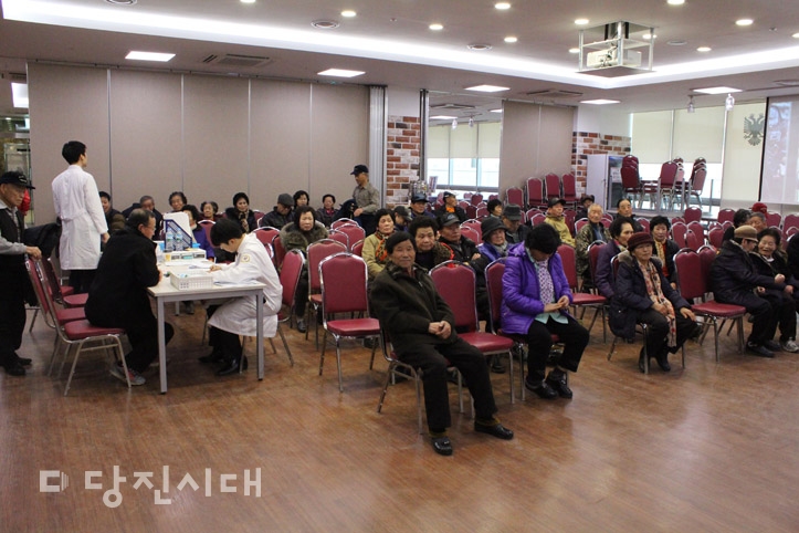 ▲ 송악농협이 경희대학교 한의대와 함께 조합원 및 지역주민들을 위한 무료 의료봉사를 실시했다.
