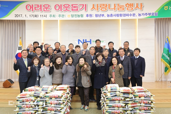 ▲ 당진농협 청년부·농촌사랑 환경파수꾼·농가주부모임 회원들이 지역 내 어려운 이웃들을 위해 성금과 쌀을 전달했다.