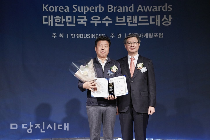 ▲ 사회적기업 더부러가 2017 대한민국 우수브랜드 인증식에서 고객 만족브랜드 부문 대상을 수상했다.