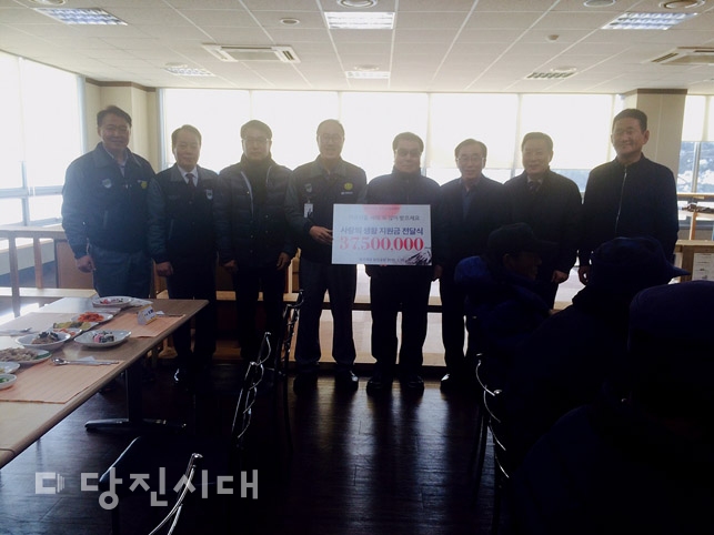 ▲ 동국제강 송원문화재단이 지난 19일 설 명절을 앞두고 지역 독거노인들을 위한 생활지원금을 전달했다.