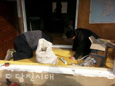 ▲ 당진동부새마을금고가 기탁한 300만 원으로 당진시자원봉사센터와 석문발전연합회 봉사단이 집수리 봉사활동을 펼쳤다.