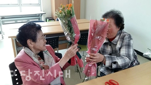 ▲ 독거노인친구맺기 프로그램으로 나들이 및 친구를 맺어가는 노인들