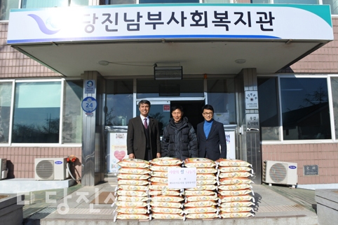 ▲ 해나루이웃사랑실천봉사단이 당진남부사회복지관에 쌀을 전달했다.