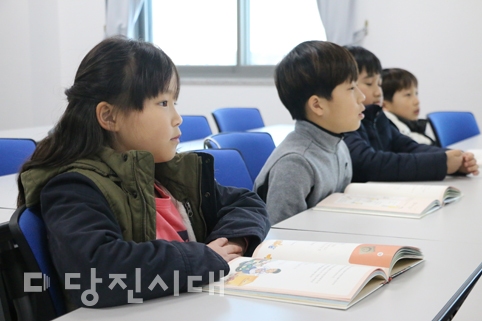 ▲ 송악도서관에서 겨울방학 평생교육프로그램에 참여하고 있는 학생들