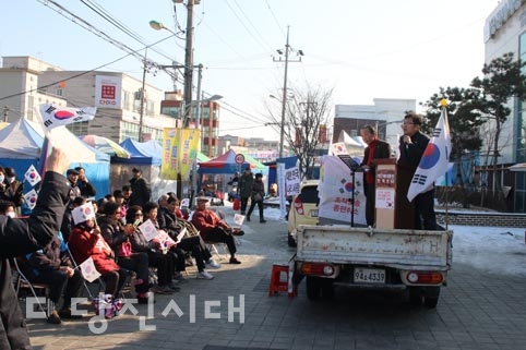 ▲ 나라사랑운동선교회가 당진어시장 앞에서 박근혜 대통령 탄핵을 반대하는 태극기집회를 열었다.