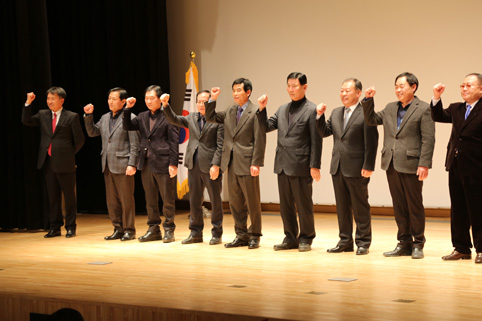 ▲ 제2기 당진시주민자치위원회 출범식에서 신임 주민자치위원장들이 인사와 더불어 각오를 다지는 시간을 가졌다.