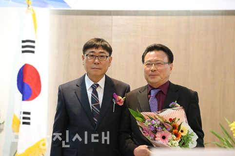 ▲ 지난 9일 당진시배구협회 회장 이취임식에서 김명기 이임회장(오)과 김송원 이임회장(왼)의 모습