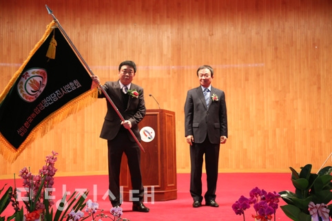 ▲ 한국농업경영인인회 당진시연합회 제16·17대 회장 이취임식에서 최우현 신임회장이 한상원 이임회장으로부터 연합회기를 전달받았다.