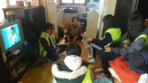 ▲ 자원봉사자 학생이 지역 소외 노인 가정에 방문해 말벗서비스를 제공하고 있다.