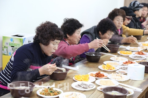▲ 낙원교회가 지난 14일 구룡동 도동마을 주민들에게 떡국을 대접했다.