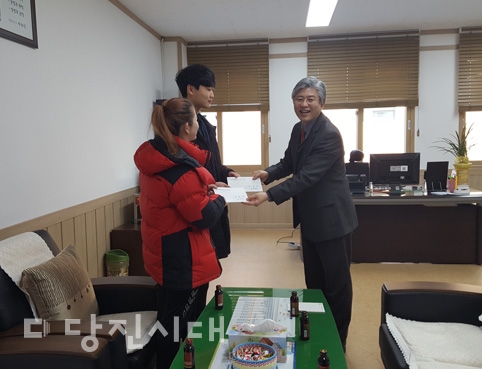 ▲ 당진제일장로교회가 대학 진학을 앞둔 저소득 가정 학생 2명에게 장학금을 전달했다.
