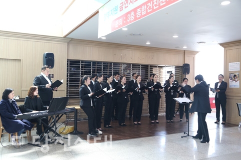▲ 당진시립합창단이 지난 14일 찾아가는 음악회를 당진종합병원에서 실시했다.