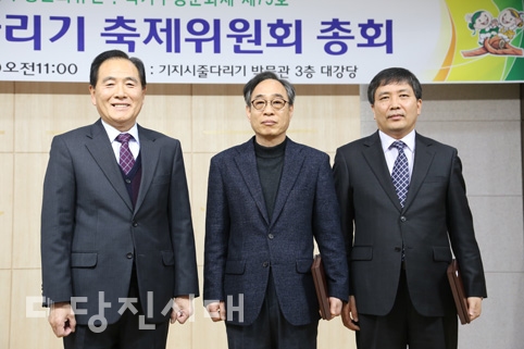 ▲ 지난 10일 기지시줄다리기 축제위원회 정기총회가 열린 가운데 공로패 수상자들이 기념촬영을 하고 있다.