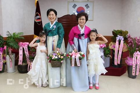 ▲ 지난 10일 당진시여성단체협의회 회장 이취임식 열린 가운데, 문정숙 이임회장(왼)과 안임숙 취임회장(오)의 모습