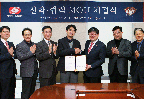 ▲ 한국동서발전과 경희대학교가 에너지산업 전문인력 양성을 위한 산학협력 협약을 체결했다.