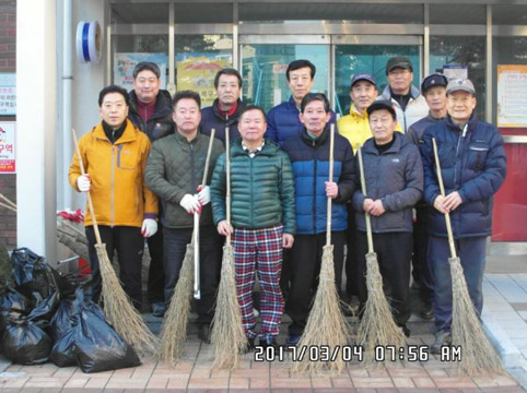 ▲ 원당동 주공그린빌아파트 주민들로 구성된 자원봉사단이 지난 4일 첫 정기모임을 갖고 아파트 일원에서 대청소를 실시했다.