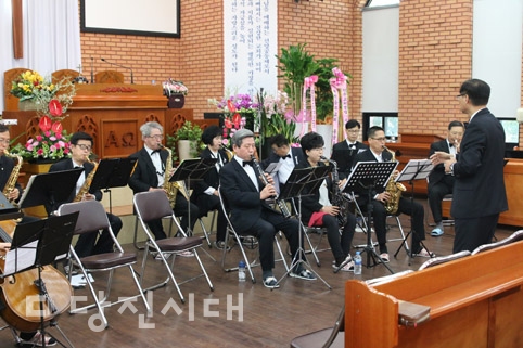 진관감리교회가 창립 70주년 기념 및 장로와 권사 임직 축하 예배를 진행했다.