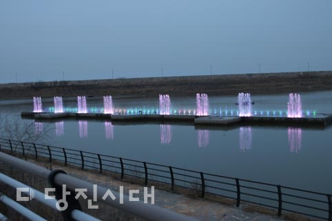 ▲ 석문산단 내에 설치된 음악분수대