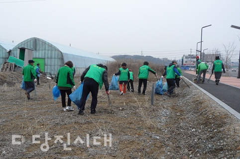 ▲ 당진3동 주민들이 지난 1일 대대적인 환경정화활동을 펼쳤다.