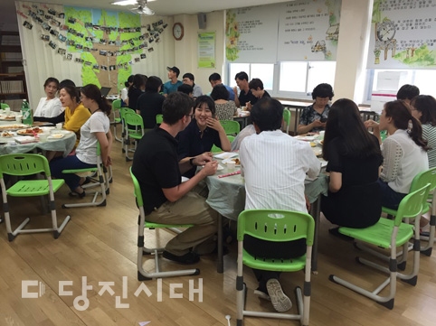 ▲ 가오중학교의 ‘상콤(常Come) 달콤(달Come) 교실수업개선 프로젝트’ 중 달콤 모습. ‘달콤’은 달마다 수업을 나누러 오라는 뜻으로 교사들이 모여 수업 방범을 의논하고 있다.