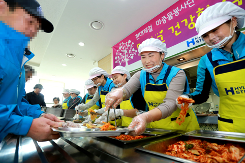 ▲ 현대제철 마중물주부봉사단이 당진시노인복지관에서 급식 봉사활동을 실시했다.