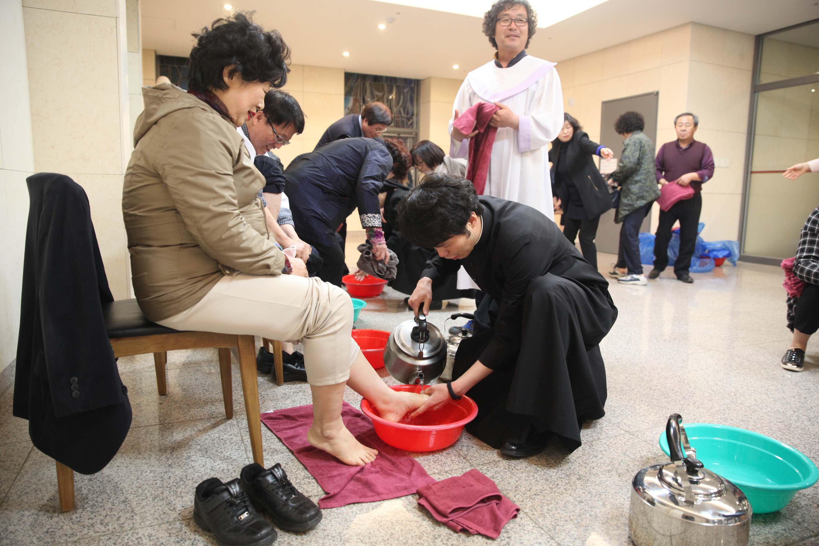 ▲ 천주교 대전교구 당진성당이 성삼일을 맞아 지난 13일 세족식을 진행했다.