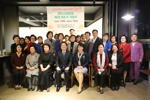 ▲ 지난 7일 당진시여성포럼 대표 이취임식이 진행된 가운데, 기념촬영을 하고 있다.