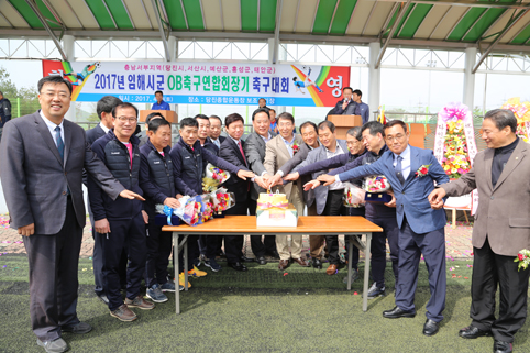▲ 지난 8일 당진종합운동장 보조구장에서 충남서부지역 임해시군 OB축구연합회 회장 이취임식과 연합회장기 대회가 열렸다. 위 사진은 당진OB축구회 회원들이 환갑기념케이크 컷팅식을 하고 있는 모습이다.