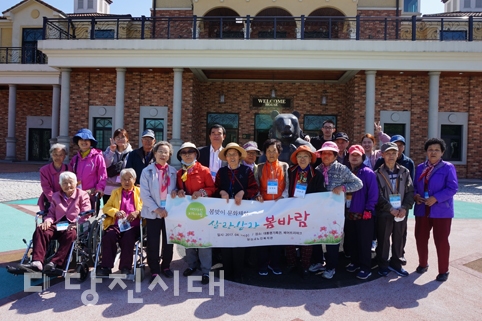 ▲ 당진시노인복지관이 이용자 및 재가노인을 대상으로 봄맞이 문화체험을 실시했다.
