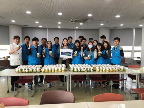 ▲ JW생명과학이 당진시노인복지관에 레몬청과 피클을 담가 전달했다.