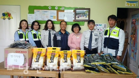▲ 자율방범 복운분대가 송악지역아동센터에 후원품을 지난 11일 전달했다.