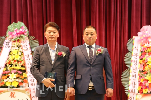▲ 이규성 명예회장과 최보현 취임회장