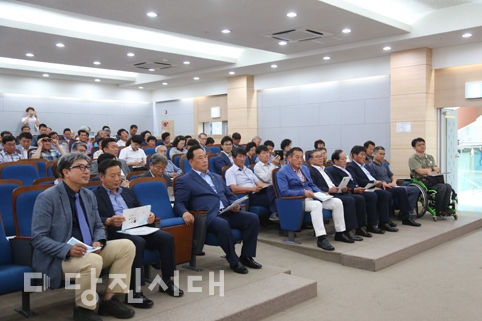 ▲ 지난 16일 주민주도의 일자리 창출 및 추진전략 모색을 위한 송악읍 지역발전 토론회가 기지시줄다리기박물관에서 개최됐다.