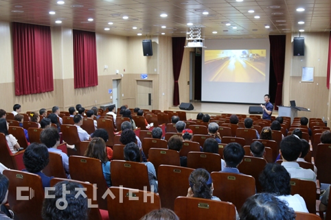 ▲ 당진교육지원청이 2017학년도 상반기 통학차량 안전교육을 지난 21일 실시했다.