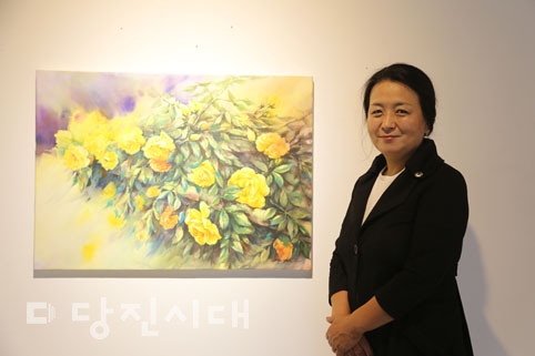 ▲ 최애경 작가와 작품 ‘입하에서 입추까지’