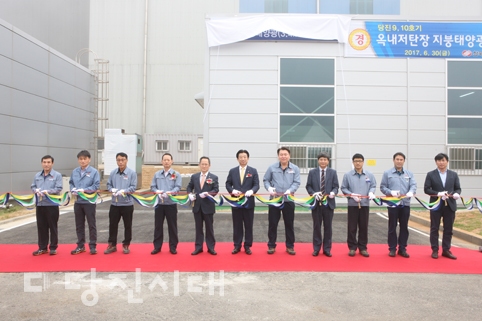 ▲ 한국동서발전이 당진화력본부 내 옥내저탄장에 지붕태양광 발전설비를 설치하고 지난달 30일 준공식을 개최했다.