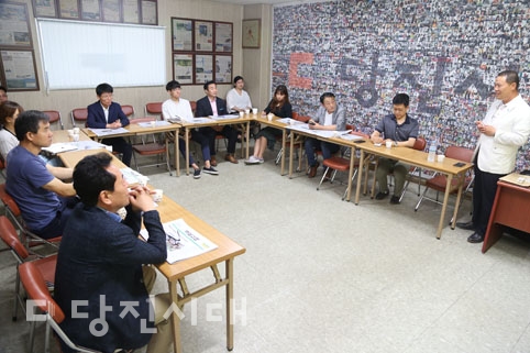 ▲ 당진시대 신문사 임직원들을 대상으로 한 사별연수에서 이웅 해남신문 대표이사가 강의하고 있다.